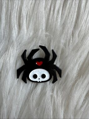 Skelanimals Spider Skull Enamel Pin - Black and White with Red Heart